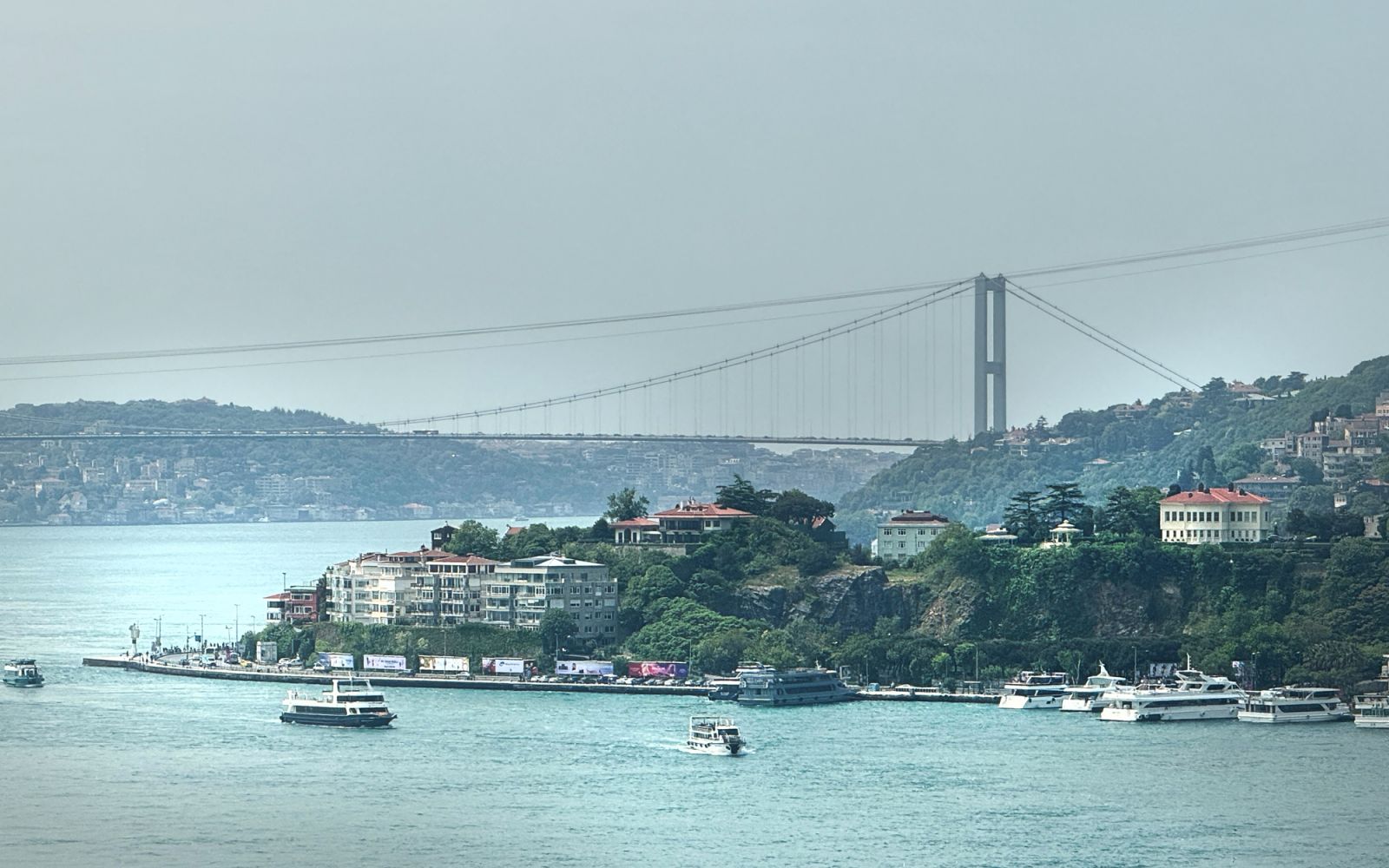 Bebek Cevdet Paşa caddesi üzerinde